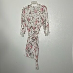 FLORA NIKROOZ Soft Short Robe Lace Trim Kimono Sleeves Roses Multicolor Medium